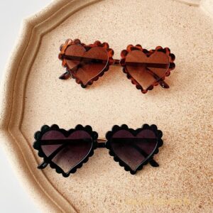 แว่นตากันแดดรูปหัวใจน่ารักแฟชั่นป้องกันรังสียูวี กรอบลายกระ